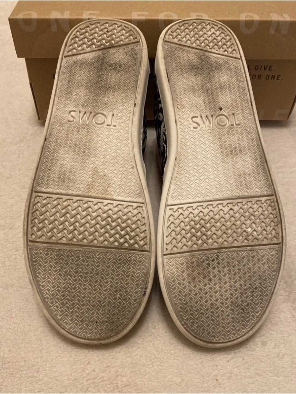 Toms Kids Black & White Glow In The Dark Dinosaur Flats . Women’s Size 6 - Picture 9 of 15